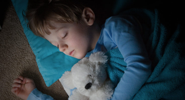 El bruxismo consiste en que los niños de noche aprietan y rechinan los dientes