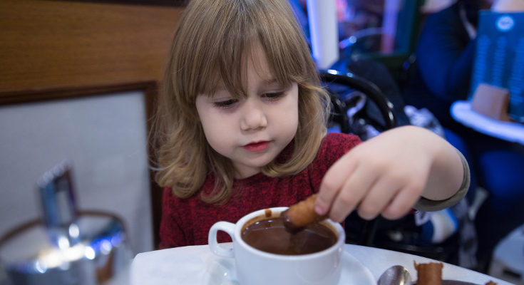 No debemos dar chocolate en exceso a los niños porque contiene algo de cafeína