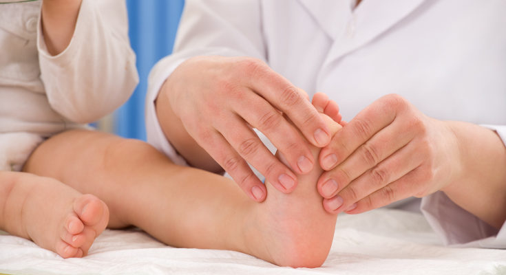 Hasta los 4 años todos los niños y niñas tienen los pies planos