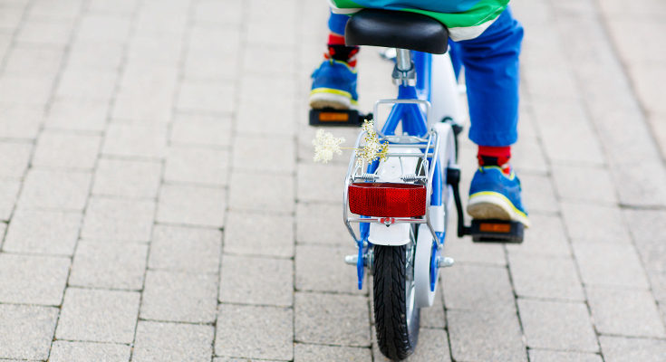 Andar en bicicleta es beneficioso para ayudar a los niños a corregir los pies planos