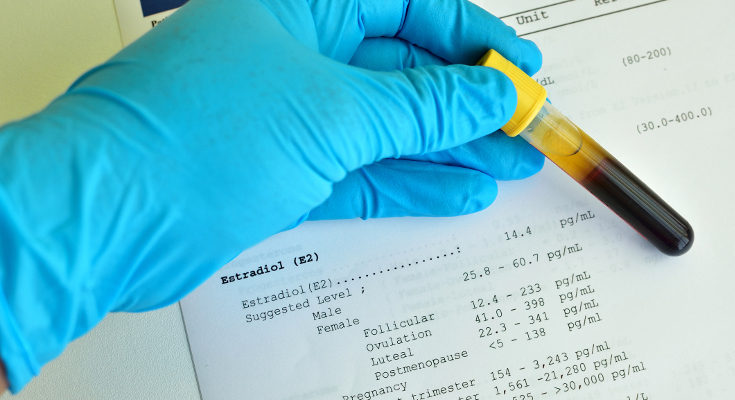 El triple screening es un análisis de sangre donde se analizan tres marcadores bioquímicos