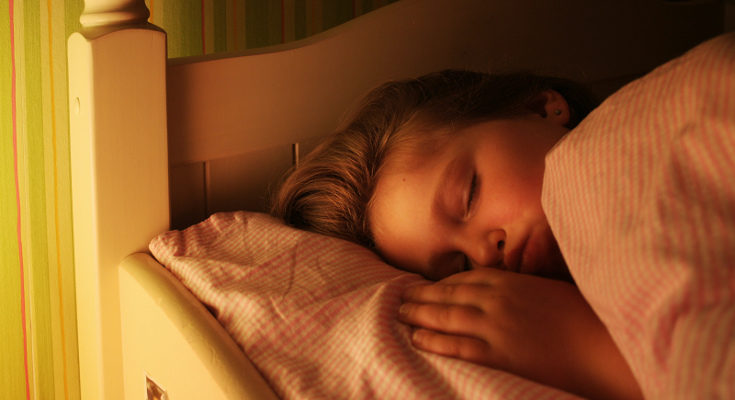 Para que duerman mejor deben cumplir una rutina y evitar usar aparatos electrónicos antes de dormir