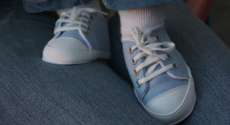 Escoge unos zapatos para sus primeros pasos que no le cubran el tobillo