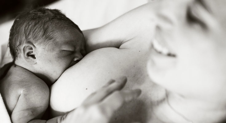 Es importante vaciar completamente los pechos en cada toma para evitar problemas de mastitis