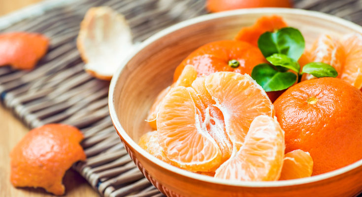 La fibra soluble la podemos encontrar en alimentos como las frutas cítricas