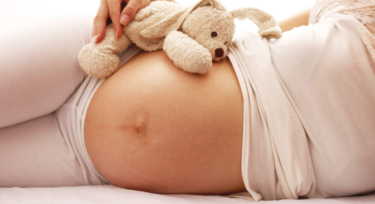 Debes aplicar siempre crema solar si vas a exponer la barriga al sol