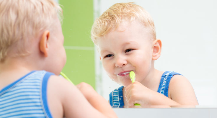 No utilices un cepillo de dientes de adultos en un bebé
