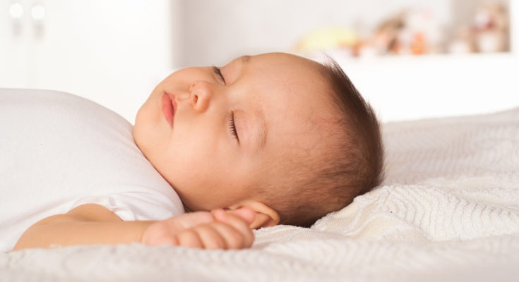 Un bebé de 3 meses duerme entre 14 y 16 horas diarias