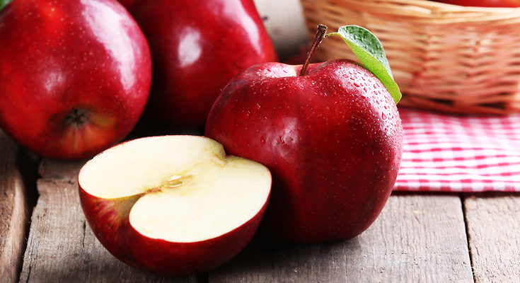 En niños pequeños es mejor empezar con manzanas rojas, que son menos ácidas