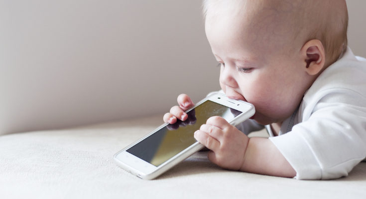 Las tablets y móviles son muy cómodas para que un bebé se distraiga