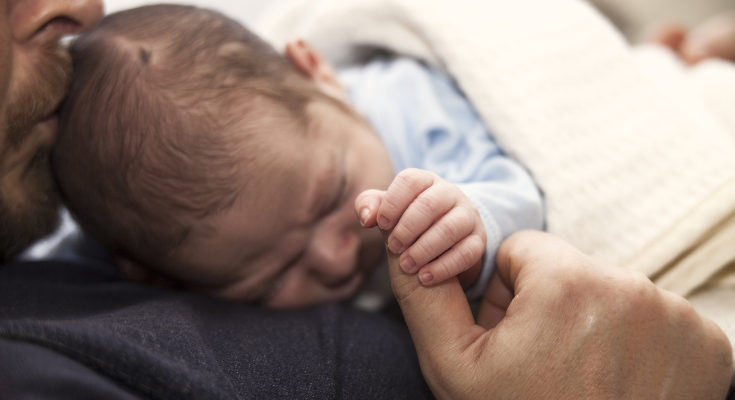 Es mejor dejar al bebé que se despierte cuando necesite y no interrumpirles el sueño