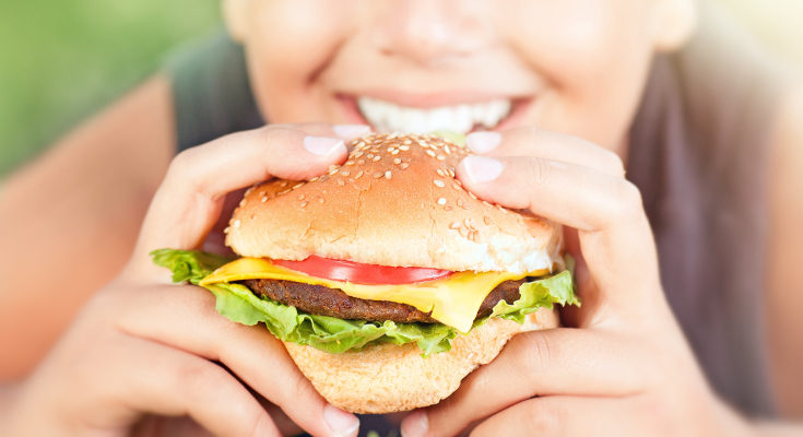 Hay hábitos que pueden empeorar el acné, como el llevar un tipo de dieta con muchas grasas y azúcares