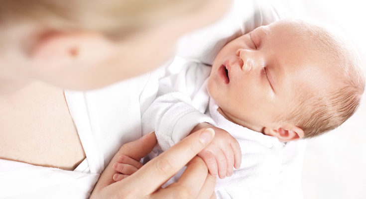 Si ves que se está durmiendo, quítale el pecho y llévale a su cuna