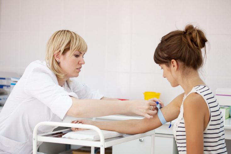 La prueba del triple screening consiste en un análisis de sangre y una ecografía