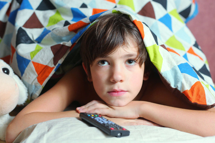 Ver la televisión de noche sin control puede puede causarles problemas de sueño