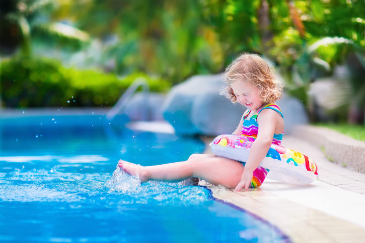 Debemos vigilar en todo momento a nuestros hijos en la piscina