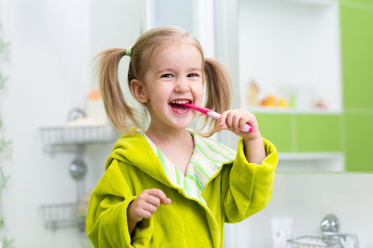 Enseña a tus hijos a mantener una correcta higiene bucal lavándose los dientes siempre que coman