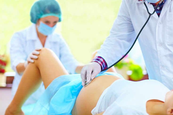 Aunque sea un parto natural, siempre nos asiste un médico para ayudarnos en el parto y prevenir complicaciones