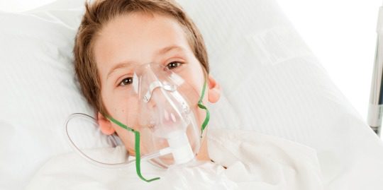 Niño con máscara de oxígeno