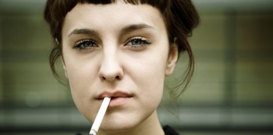 Joven fumando