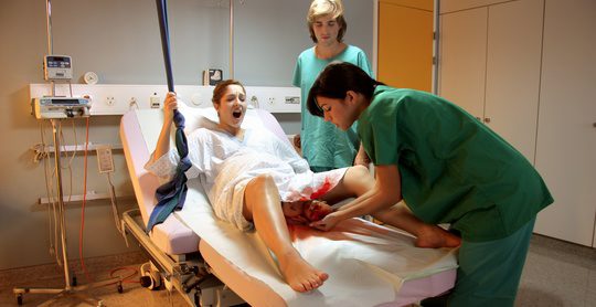 Una mujer pariendo a su bebé