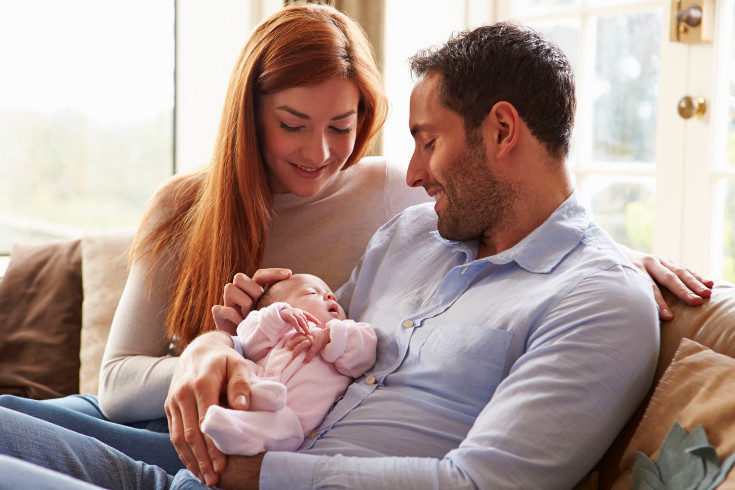 También puedes dar el bebé en adopción para una familia que desee tener un hijo por esta vía