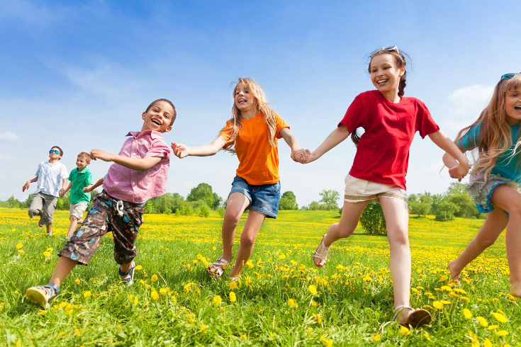 En los juegos de psicomotricidad infantil podemos usar objetos como aros, sillas o globos