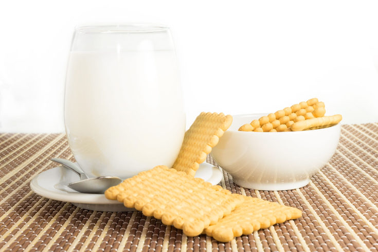 Los niños con intolerancia a la lactosa sí pueden tomar leche animal, pero sin lactosa, en la alergia no