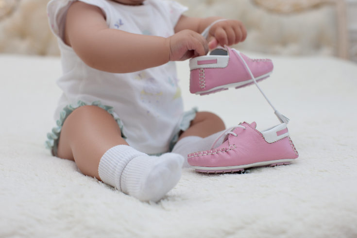 Es importante escoger zapatos que transpiren y eviten la sudoración de los pies del bebé