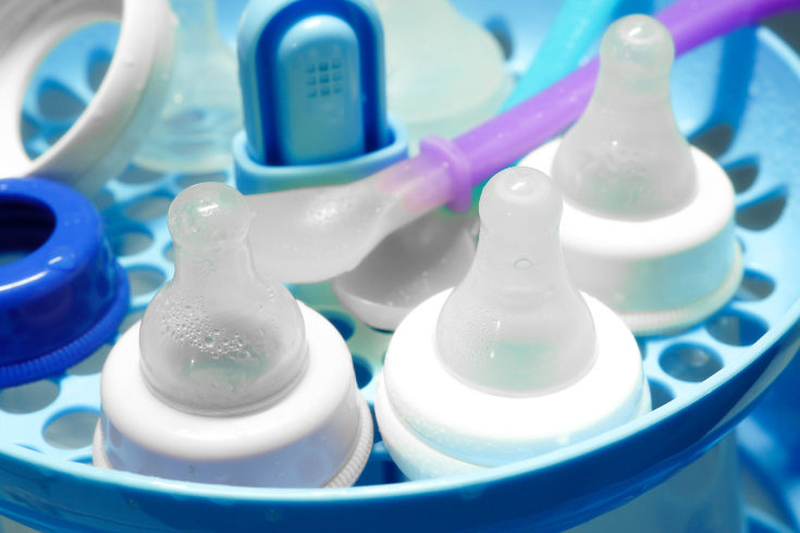 Hay diversas formas de esterilizar el biberón, incluso un instrumento especialmente diseñado para ello