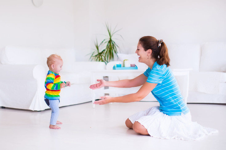 También hay niños que tardan más o menos en hablar, comer solos, ir al baño, etc.