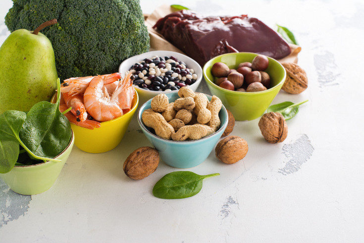Las verduras, los frutos secos, las legumbres y el pescado son algunos alimentos ricos en hierro