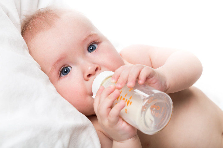 A los 8 meses el bebé seguirá tomando biberones, pero combinados con alimentos sólidos