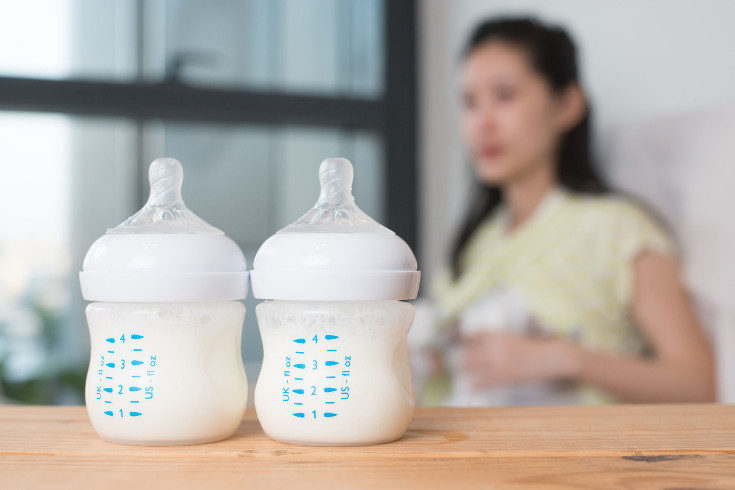 Podemos alimentar al bebé con leche materna o de fórmula