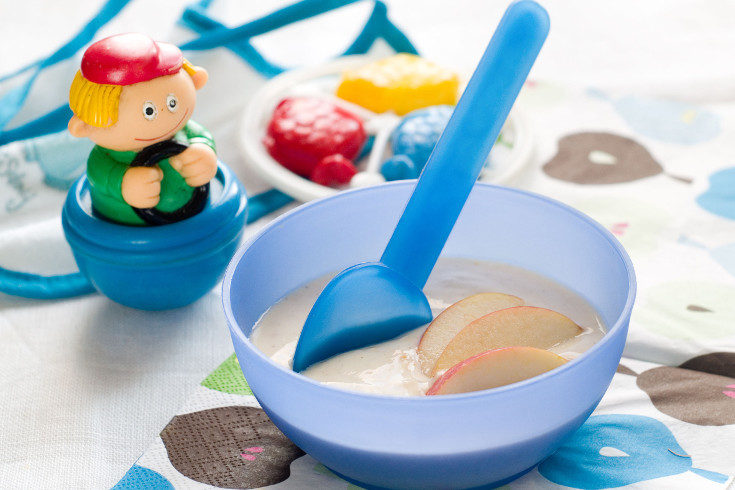 Los cereales y las frutas son una gran manera de dar nuevas comidas al bebé de 6 meses