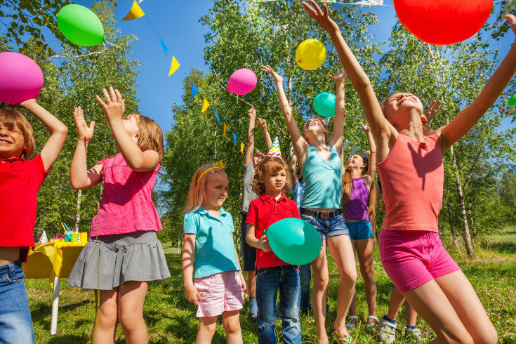 Puedes pensar juegos e ideas tanto si el cumpleaños es en casa como al aire libre