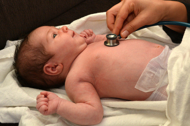 El síndrome del bebé azul tiene tratamiento, pero debes ir al médico cuanto antes