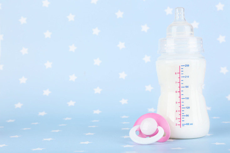 No sustituyas la leche por alimentos sólidos antes de los 6 meses