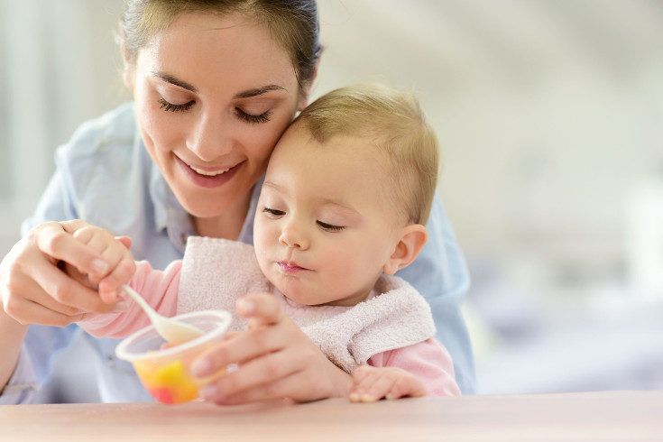 A los 9 meses los bebés pueden comer trozos pequeños de comida sólida, como fruta