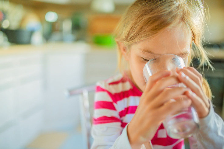 No es bueno limitar la ingesta de agua de los niños por la noche