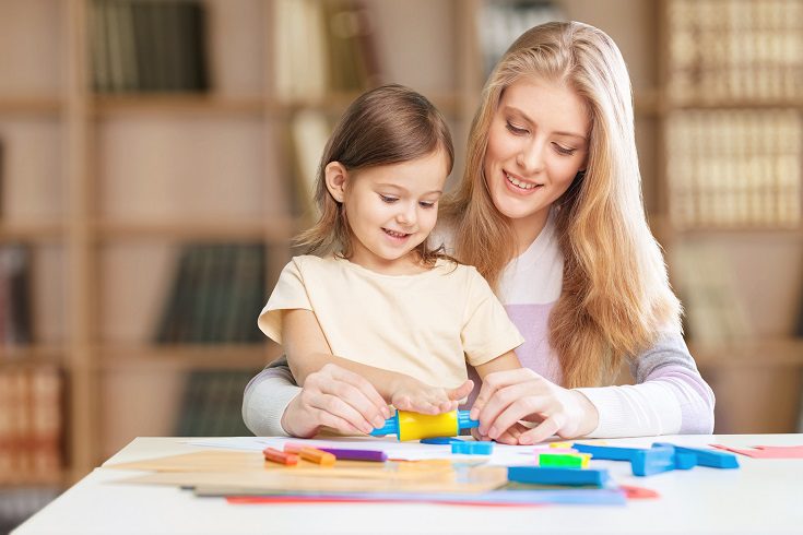 Es bastante aconsejable el conseguir que los pequeños puedan colaborar en las tareas de la casa