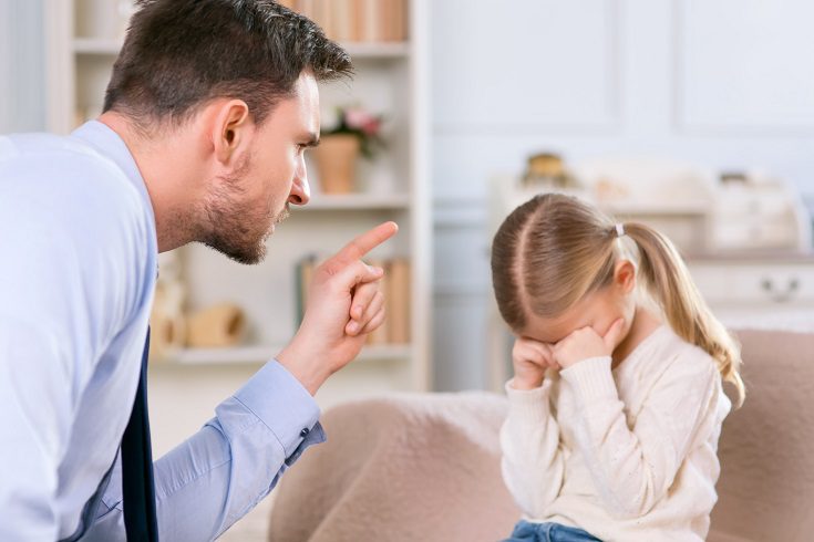 Gritar a tus hijos puede causarle tanto daño como golpearle