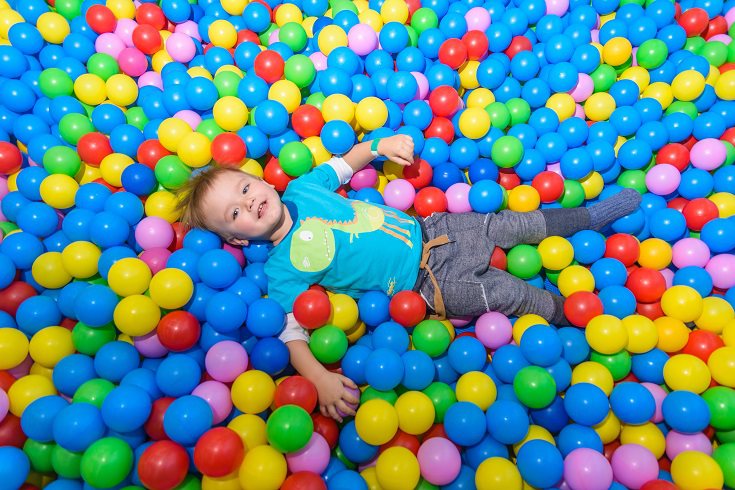Las bolas de colores pequeñas son fáciles de encontrar, son baratas y los niños lo usan en grande