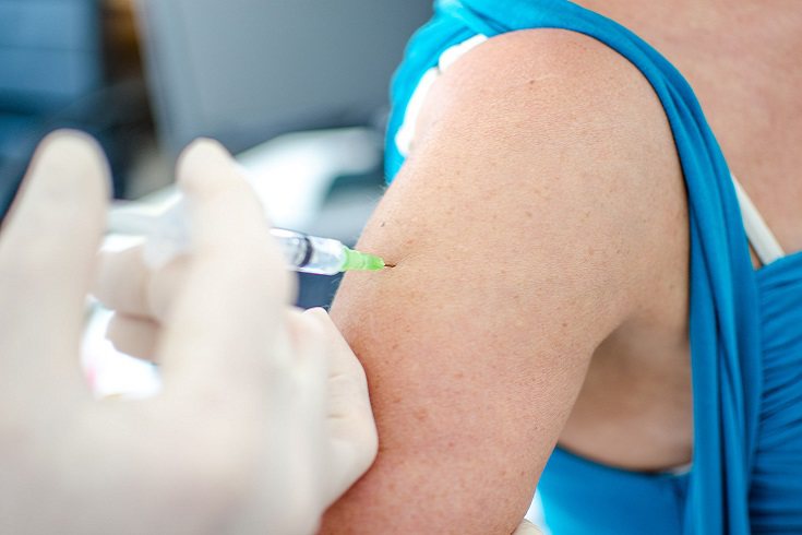 A los recién nacidos la vacuna se administra por vía intramuscular en la pierna
