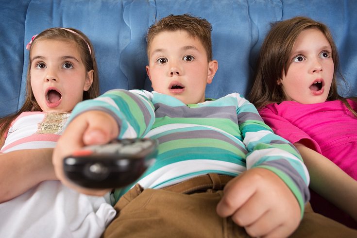 A medida que los niños crecen, es posible que los padres les den acceso al uso de dispositivos móviles