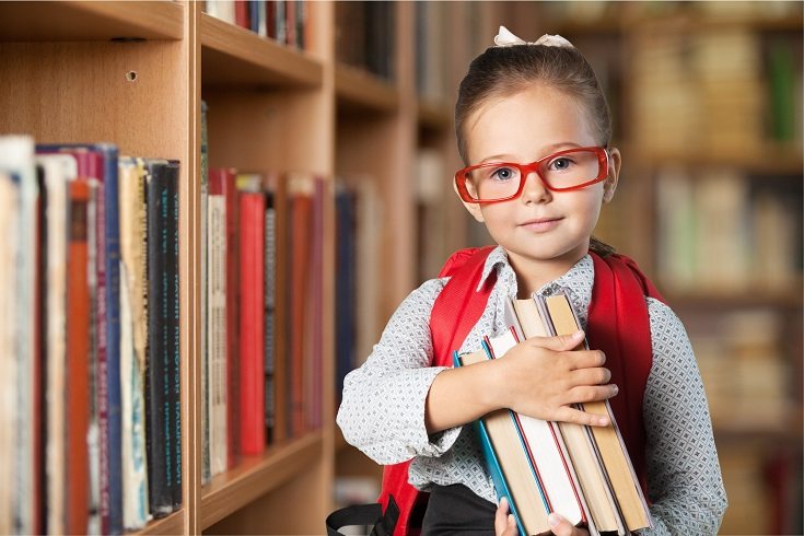 Una manera simple pero importante de evaluar el desarrollo de un niño es comparando sus acciones