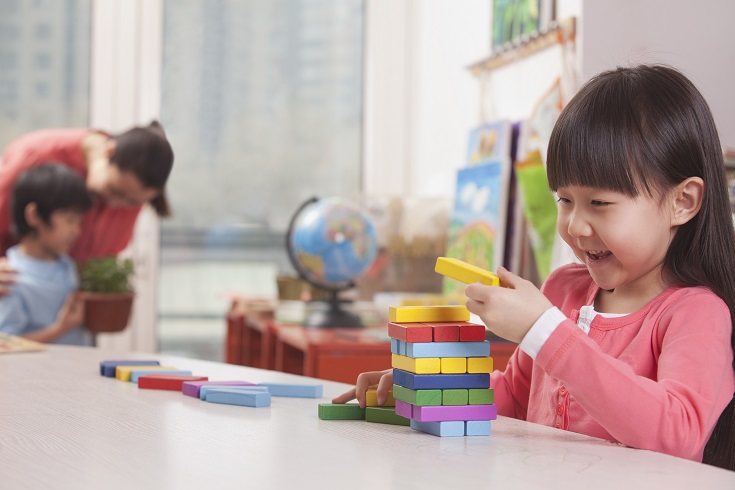 Si tu hijo se sienta, se pone de pie y camina correctamente, significa que sus huesos y sus músculos están creciendo sanos y fuertes