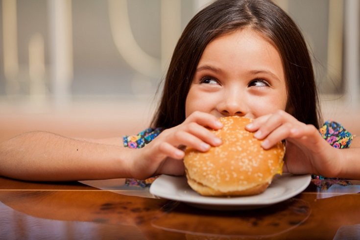 Los niños deben alimentarse de forma sana y adecuada para que su crecimiento sea óptimo