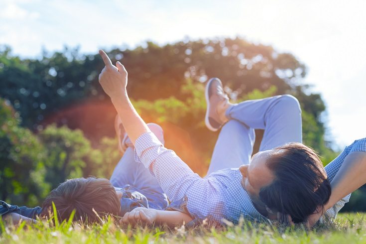 Para los niños mayores, es necesario que te asegures de que saben con quién pueden compartir esta información