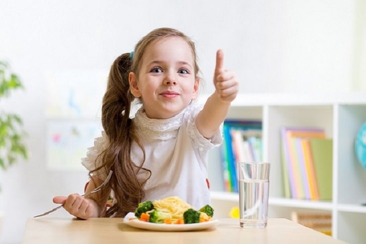 Cuando les ofrezcas frutas a tus hijos, córtalos de forma que no sea peligroso según su edad
